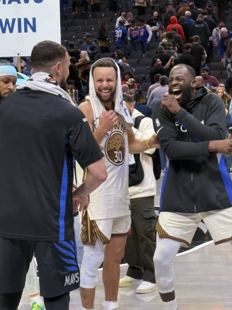 b体育下载-老伙计！库里、克莱、追梦赛后场边聚首 三人有说有笑非常开心